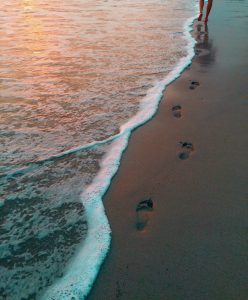 glæde gåtur på strand