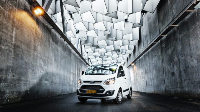 simon-caspersen-Sx7_5yMYk4Y-unsplash Hvid Ford varevogn