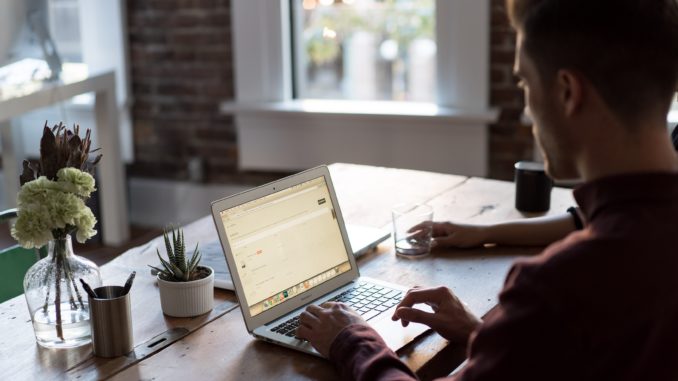 bench-accounting-C3V88BOoRoM-unsplash internet i huset